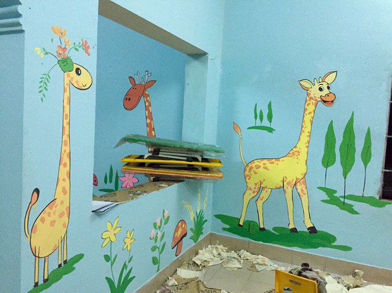 tranh vẽ tường lớp mầm non đang thi công