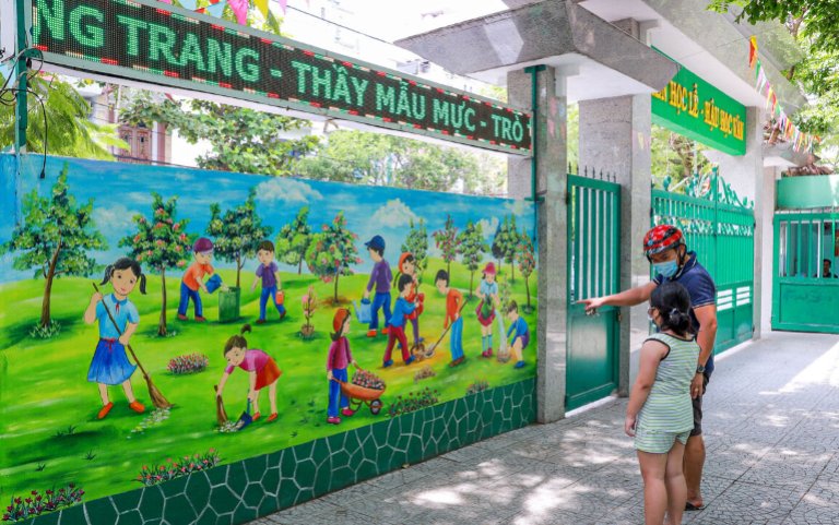vẽ tranh tường trường tiểu học