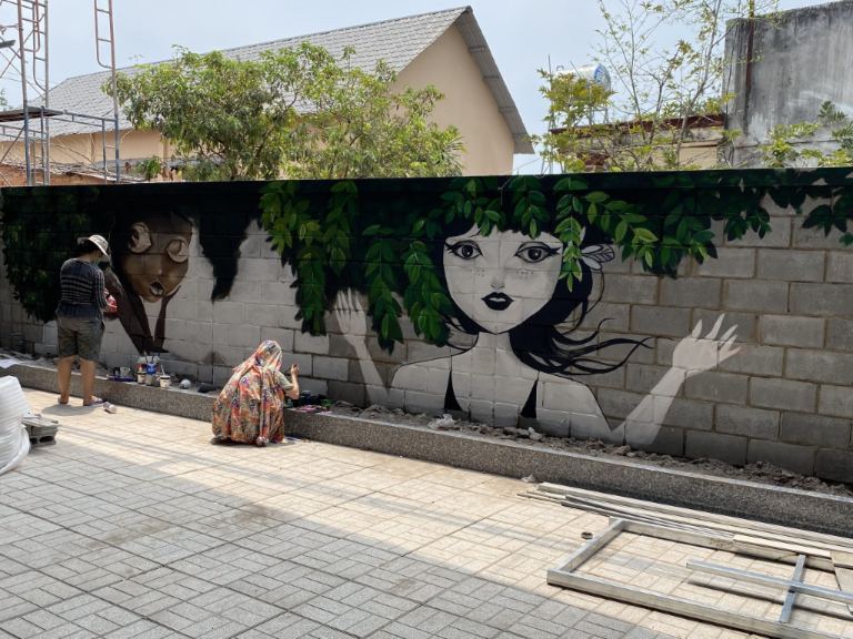 vẽ tranh tường ngoài trời